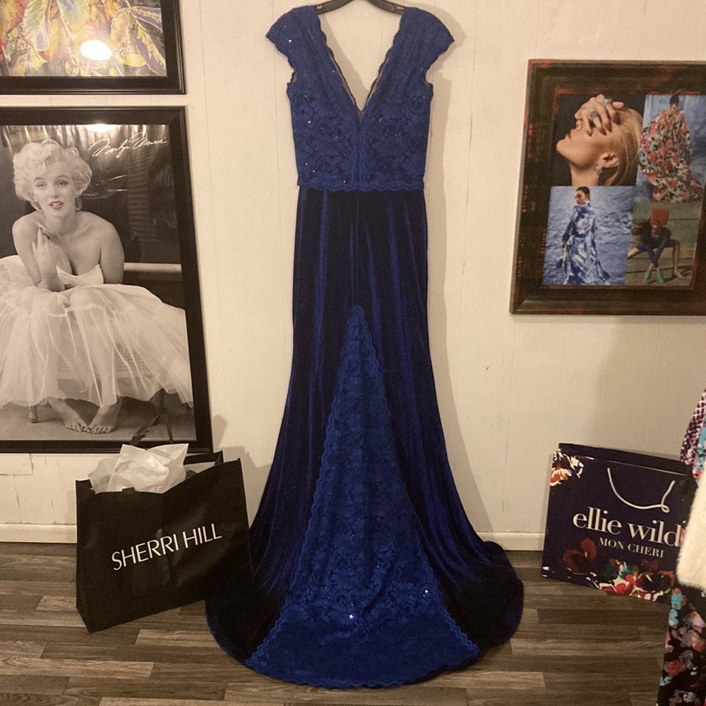 SHERRI HILL GOWN NWT ROYAL BLUESIZE 6